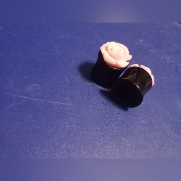 BEAUTIFUL PINK ROSE AND BLACK ACRYLIC PLUGS 11MM (7/16IN) - Picture 3 of 4